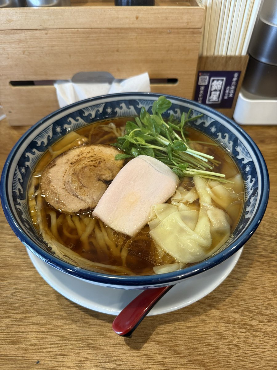 dashiyo15's tweet photo. 麺や笑華
ワンタン麺

コク味噌そばが終了していて残念😢
でも美味しいワンタン麺があった❗️
少し甘めの醤油スープに不揃いのちぢれ麺が美味い😋
肉入りワンタンも👍
デフォなのにボリュームがあって満腹🍜

#麺や笑華 https://t.co/GW7mH3Y5UJ
