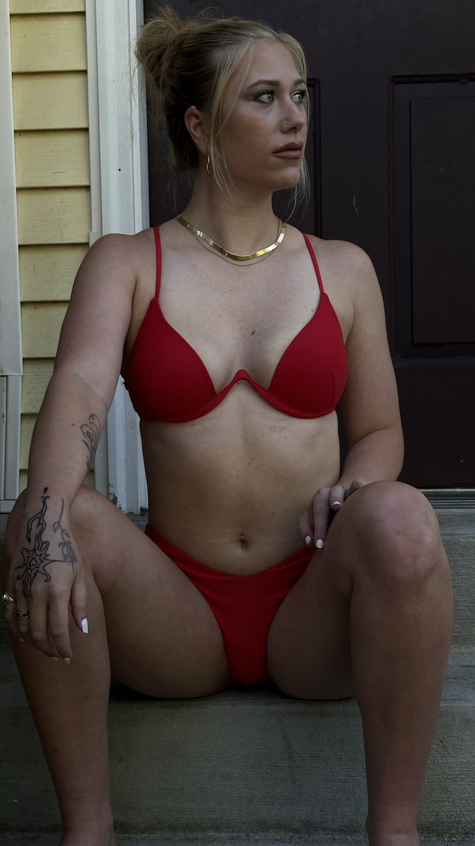 Hannafterdark_'s tweet photo. @HouseOfEmilyy Hard to keep your eyes up high when this is the view 🤭 I feel you sis https://t.co/hPsSPyXpMK