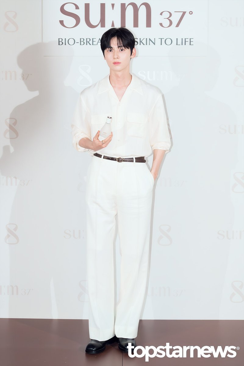 TSN_PHOTO's tweet photo. [HD포토] 황민현, ‘전신 사진에 실패 없는 기럭지’ (숨37 포토콜) #황민현 #뉴이스트 #숨37 #포토월 #프리뷰 https://t.co/MF5qvgWeWK <- Original Photo https://t.co/SFYEMQq9oa