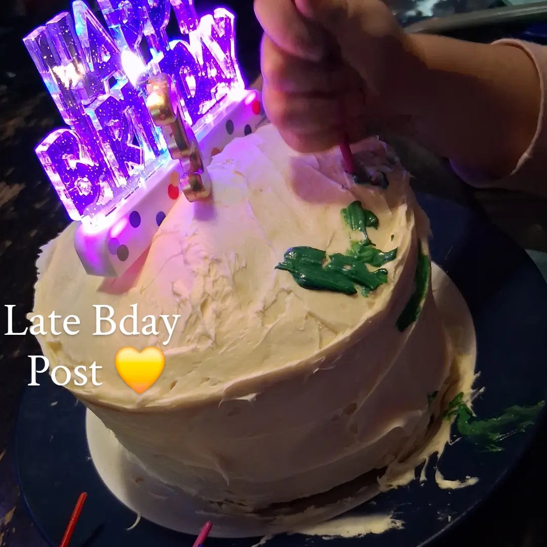 OneOfAKindMind2's tweet photo. Late bday post of Boogies 3rd bday! 💛😊✨️🎨 We decided to let her paint her cake with white frosting, food coloring and plastic paint brushes from Dollar Tree 😊 this was actually really fun! 😁
#happybdayboogie #bdayart #cakeart #cake #babycakeideas https://t.co/mOclsBJHGp