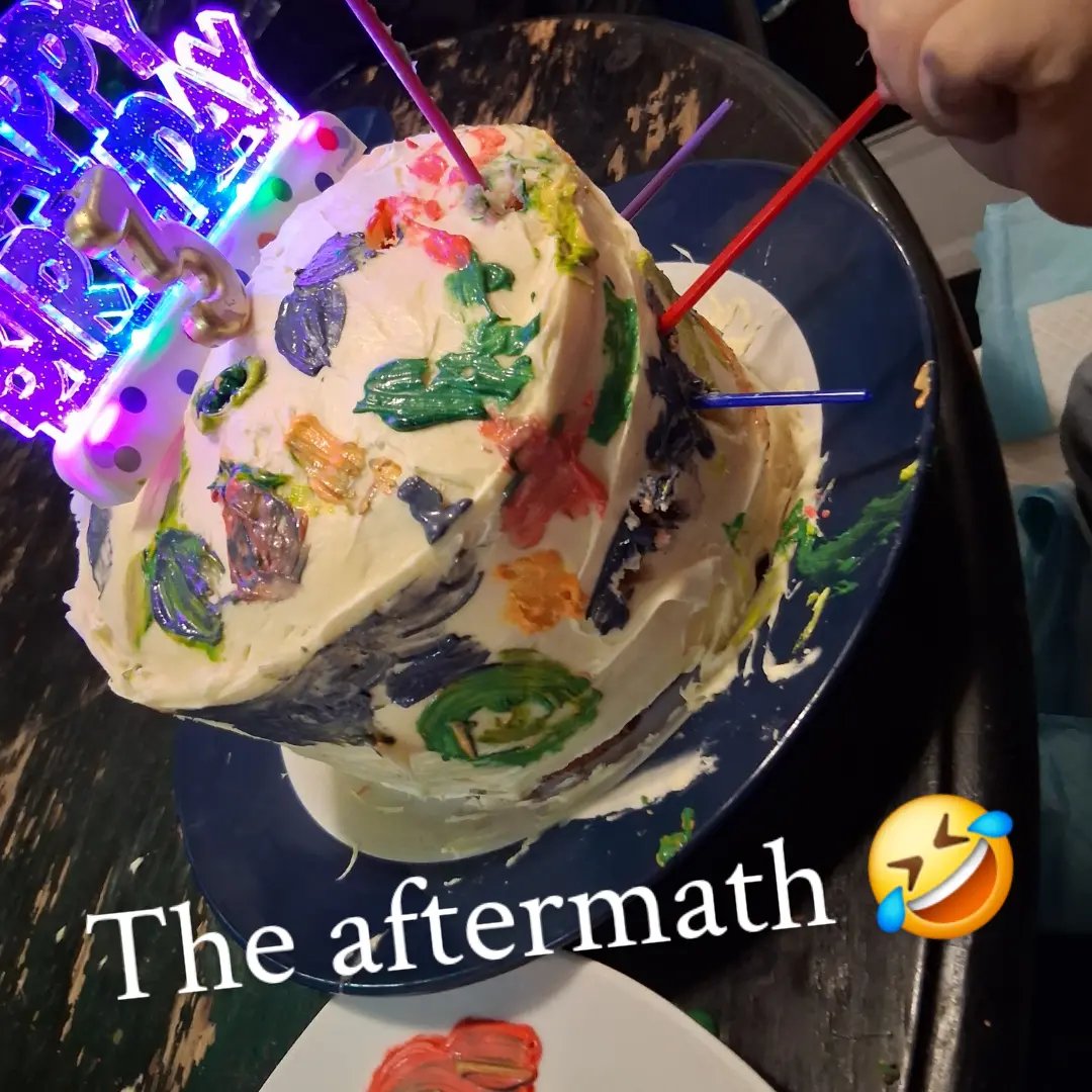 OneOfAKindMind2's tweet photo. Late bday post of Boogies 3rd bday! 💛😊✨️🎨 We decided to let her paint her cake with white frosting, food coloring and plastic paint brushes from Dollar Tree 😊 this was actually really fun! 😁
#happybdayboogie #bdayart #cakeart #cake #babycakeideas https://t.co/mOclsBJHGp