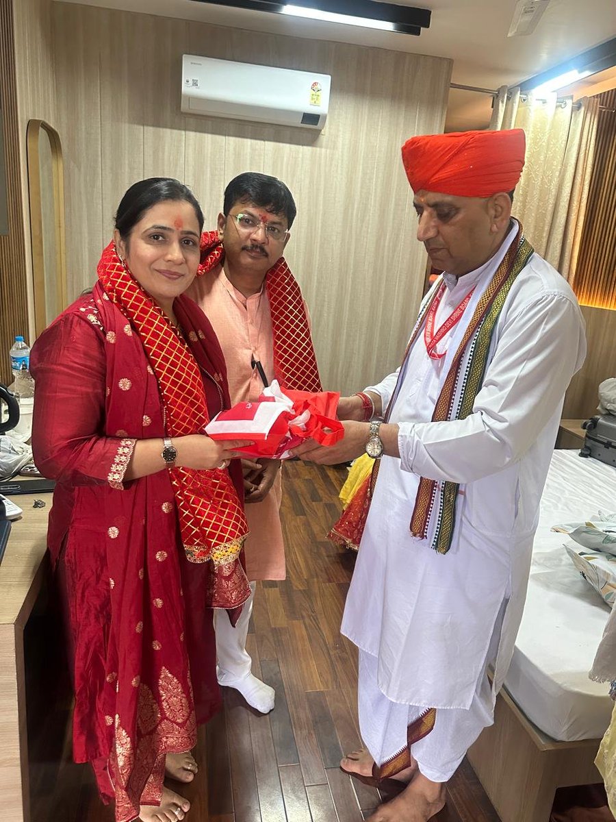 mpprataprao's tweet photo. नवरात्रोत्सवाच्या पावन पर्वानिमित्त माँ वैष्णोदेवी धाम येथे आगमन झाले असता, मंदिर परिसरात श्री माता वैष्णोदेवीच्या सुंदर साइन बोर्डद्वारे स्वागत करण्यात आले. तसेच मंदिरातील पूजनीय पंडितजींनी आपुलकीने स्वागत करून आशीर्वाद दिले. हा स्नेहपूर्ण अनुभव मनाला आनंद आणि समाधान देणारा ठरला.माँ वैष्णोदेवीच्या पवित्र दरबारात सहकुटुंब आणि सहकारी वर्गासमवेत मुख्य महाआरती करण्याचे भाग्य लाभले. घटस्थापनेच्या शुभमुहूर्तावर भक्तिमय वातावरणात माँ वैष्णोदेवीची महाआरती करून देवीच्या चरणी नतमस्तक झालो. या पवित्र क्षणी मनाला अपार शांती आणि सकारात्मक ऊर्जा मिळाली. नवरात्रोत्सवाच्या या मंगल पर्वात माझी नात कु. ओवी सोहम वायाळ हिचे माँ वैष्णोदेवी धाम येथे कन्यापूजन होण्याचे सौभाग्य लाभले. भारतीय संस्कृतीत कन्येला आदिशक्तीचे स्वरूप मानले जाते. या पवित्र परंपरेनुसार माझ्या नातीचे कन्यापूजन होणे, हा आमच्या संपूर्ण कुटुंबासाठी आनंदाचा, भावनिक आणि अविस्मरणीय क्षण ठरला. माँ वैष्णोदेवीच्या पवित्र दरबारात माझ्या नातीला हा दैवी आशीर्वाद लाभणे, ही आमच्यासाठी विशेष भाग्याची गोष्ट आहे.यावेळी राज्य कामगार विमा मंडळाचे संचालक सोहमजी वायाळ, सौ. नम्रता सोहम वायाळ तसेच इतर अधिकारी, पदाधिकारी, कार्यकर्ते आणि भक्तगण उपस्थित होते.

प्रेम से बोलो… जय माता दी ।
#मातावैष्णोदेवी #नवरात्रोत्सव #कन्यापूजन
