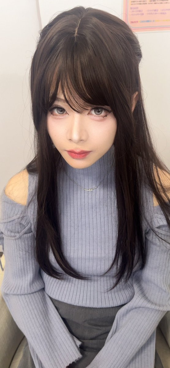 P81p3kFiWy9ibpn's tweet photo. 女装外出2回目で気づいたこと。

・口紅が気になってご飯が食べづらい
・声が男なので小声しか出せない
・手がゴツい
・風が吹くと髪型が終わる（風吹かないでー笑）
・トイレ問題
・キャッチでも「お姉さん」と呼ばれると嬉しい笑

みなさんどうしてるんだろ🤔
でも、新鮮でやっぱり楽しい✨

#女装 https://t.co/GRNqaWBzZm