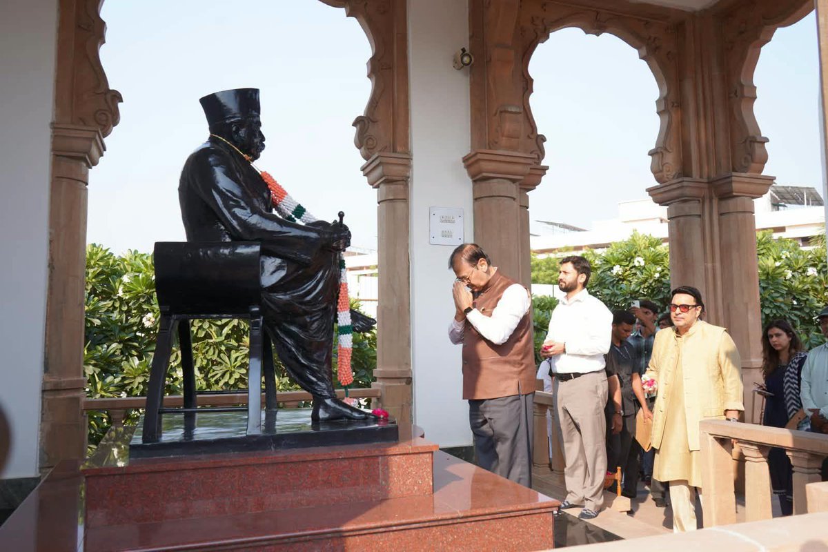 VSKKarnataka's tweet photo. ನಾಗಪುರ: ಹೆಸರಾಂತ ವಕೀಲರೂ, ವಿಶೇಷ ಪಬ್ಲಿಕ್ ಪ್ರಾಸಿಕ್ಯೂಟರ್ ಆದ ಉಜ್ಜ್ವಲ್ ನಿಕಮ್ ಅವರ ಜೀವನವನ್ನು ಆಧರಿಸಿ ನಿರ್ಮಿಸಲಾದ ‘ಪ್ರಹಾರ್’ ಚಿತ್ರದ ನಿರ್ಮಾಪಕ-ನಿರ್ದೇಶಕ (ಮ್ಯಾಡಾಕ್ ಫಿಲ್ಮ್ಸ್) ದಿನೇಶ್ ವಿಜನ್  ಹಾಗೂ ರಾಜ್ಯಸಭಾ ಸದಸ್ಯ ಉಜ್ಜ್ವಲ್ ನಿಕಮ್ ಅವರು ರೇಶಿಮ್‌ಬಾಗ್‌ನಲ್ಲಿರುವ ಸ್ಮೃತಿಮಂದಿರಕ್ಕೆ ಭೇಟಿ ನೀಡಿ ಸಂಘಸಂಸ್ಥಾಪಕ ಡಾ॥ ಕೇಶವ ಬಲಿರಾಮ್ ಹೆಡಗೇವಾರ್ ಸಮಾಧಿಗೆ ಪುಷ್ಪನಮನ ಸಲ್ಲಿಸಿದರು. ತದನಂತರ ರಾಷ್ಟ್ರೀಯ ಸ್ವಯಂಸೇವಕ ಸಂಘದ ಸರಸಂಘಚಾಲಕ ಡಾ. ಮೋಹನ್ ಭಾಗವತ್ ಅವರನ್ನು ಭೇಟಿಯಾಗಿ ಮಾತುಕತೆ ನಡೆಸಿದರು.