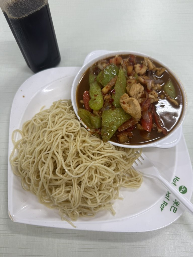 overTMoonn's tweet photo. 课间出来吃个面，

点点回关，小半天又过去了。

两节课一早上的时间，

不知道榜上的大佬们都刷多少了。 https://t.co/aErFNjPE9o
