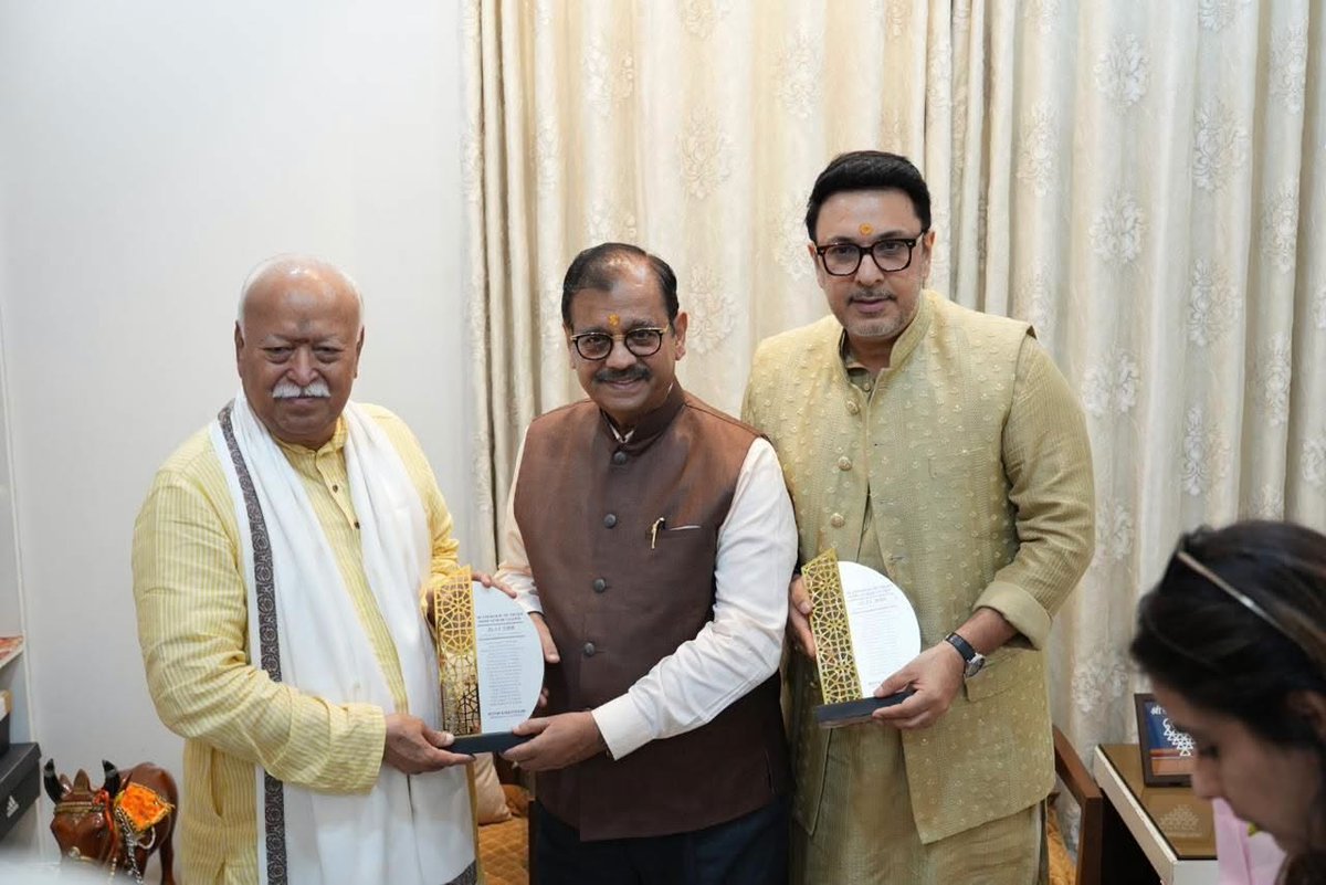 VSKKarnataka's tweet photo. ನಾಗಪುರ: ಹೆಸರಾಂತ ವಕೀಲರೂ, ವಿಶೇಷ ಪಬ್ಲಿಕ್ ಪ್ರಾಸಿಕ್ಯೂಟರ್ ಆದ ಉಜ್ಜ್ವಲ್ ನಿಕಮ್ ಅವರ ಜೀವನವನ್ನು ಆಧರಿಸಿ ನಿರ್ಮಿಸಲಾದ ‘ಪ್ರಹಾರ್’ ಚಿತ್ರದ ನಿರ್ಮಾಪಕ-ನಿರ್ದೇಶಕ (ಮ್ಯಾಡಾಕ್ ಫಿಲ್ಮ್ಸ್) ದಿನೇಶ್ ವಿಜನ್  ಹಾಗೂ ರಾಜ್ಯಸಭಾ ಸದಸ್ಯ ಉಜ್ಜ್ವಲ್ ನಿಕಮ್ ಅವರು ರೇಶಿಮ್‌ಬಾಗ್‌ನಲ್ಲಿರುವ ಸ್ಮೃತಿಮಂದಿರಕ್ಕೆ ಭೇಟಿ ನೀಡಿ ಸಂಘಸಂಸ್ಥಾಪಕ ಡಾ॥ ಕೇಶವ ಬಲಿರಾಮ್ ಹೆಡಗೇವಾರ್ ಸಮಾಧಿಗೆ ಪುಷ್ಪನಮನ ಸಲ್ಲಿಸಿದರು. ತದನಂತರ ರಾಷ್ಟ್ರೀಯ ಸ್ವಯಂಸೇವಕ ಸಂಘದ ಸರಸಂಘಚಾಲಕ ಡಾ. ಮೋಹನ್ ಭಾಗವತ್ ಅವರನ್ನು ಭೇಟಿಯಾಗಿ ಮಾತುಕತೆ ನಡೆಸಿದರು.