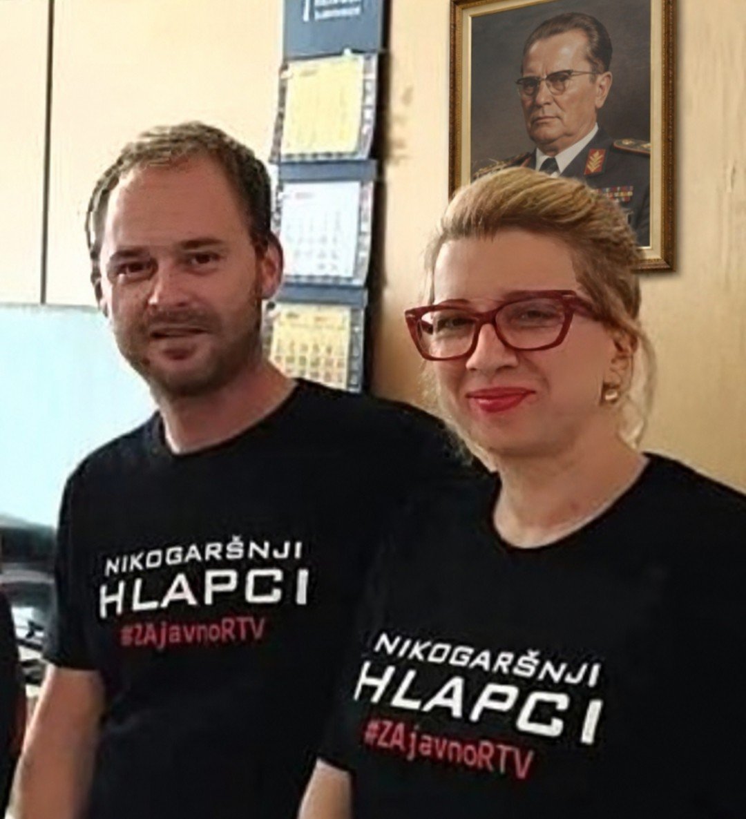 KErdlen's tweet photo. @BojanPozar @TVOdmevi @RTV_Slovenija Sceno bi lahko dopolnili (okrasili) s sliko tovaŕiša Tita v ozadju. Za avizo pa uporabili del melodije pesmi "Druže Tito mi ti se kunemo".... https://t.co/X6ywAoxQ7G