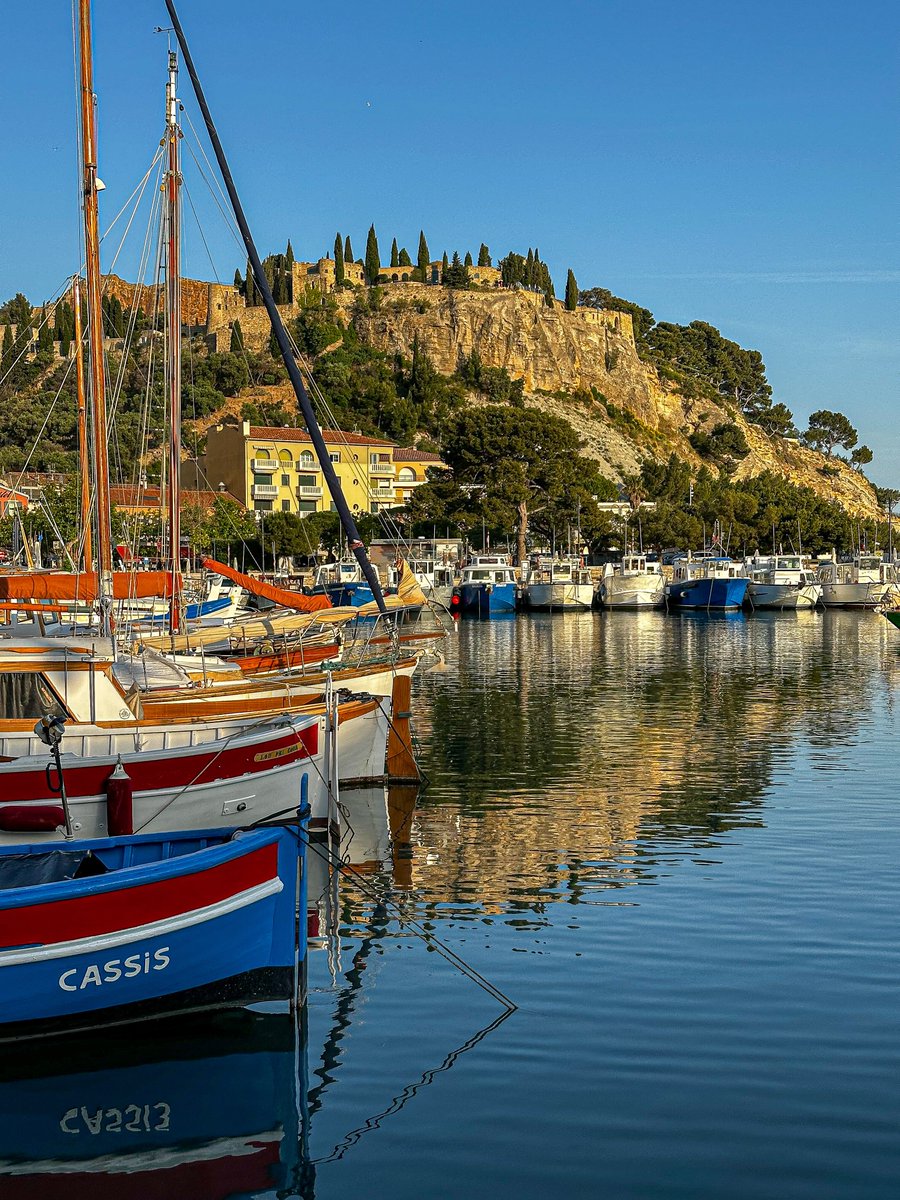 victorg80's tweet photo. La plus belle vue: le soleil se couche, et son doux reflet se dessine sur l’eau. https://t.co/jUegEnuFkR