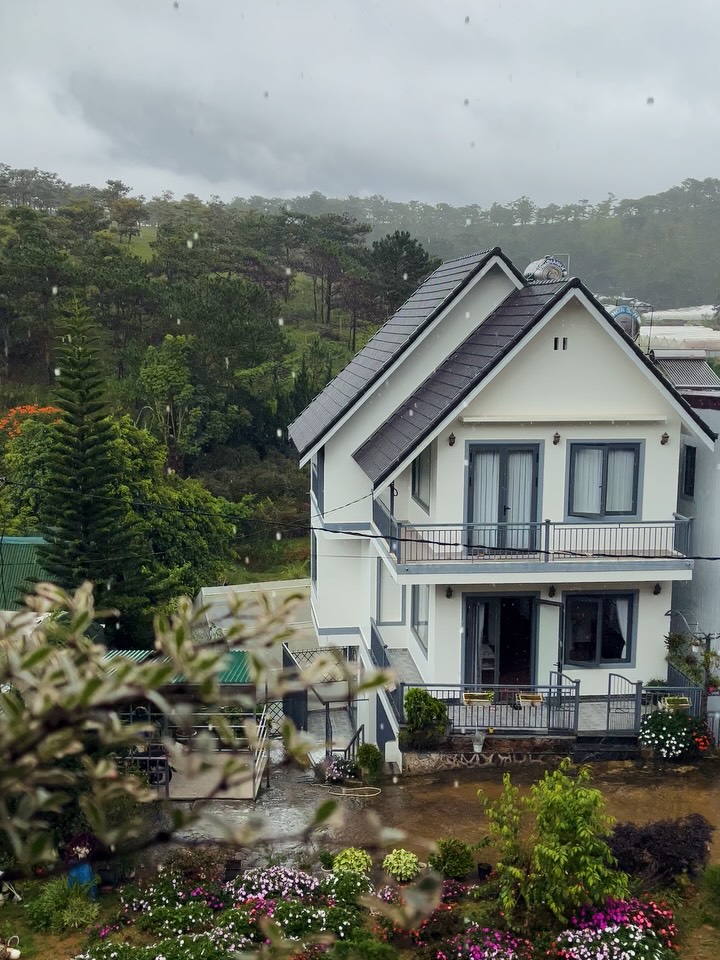 rucildaguzman's tweet photo. Dalat vibe: misty hills, rainy streets, and warm coffee. https://t.co/tzf5EhARgT