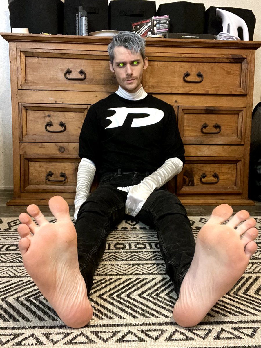 1upboyx's tweet photo. Danny Phantom needs a foot rub 👻🥵 https://t.co/E5rZVXx1pa
