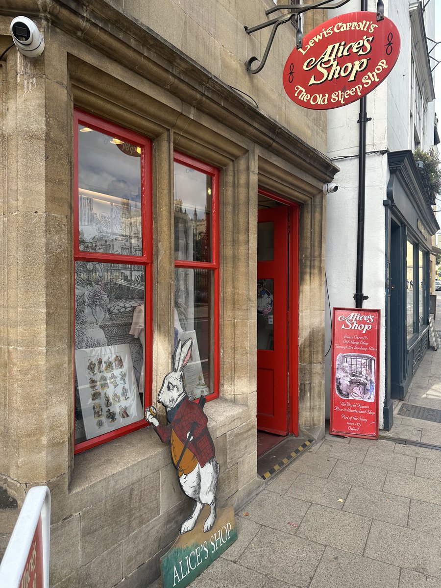 shi17_na's tweet photo. UK4日目⑤

オックスフォードではAlice's Shopにも足を運びました！スタジオツアーでグリンゴッツの鍵をどうしても見つけられなくて悔しかったので、店内でアンティークキーを見つけて「これを私のグリンゴッツの鍵にする」と購入しました😚💕

#sheena_UK旅 https://t.co/veQmKQy8Vl