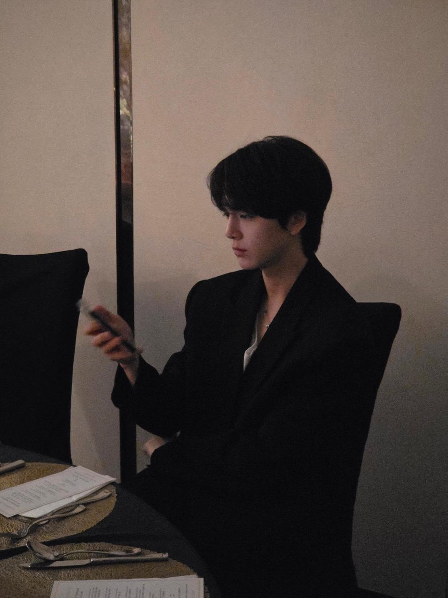 dawn_for_uu's tweet photo. 결혼식가서 나란히 앉아 있는 저 테이블 밑으로 
손 꼭 잡고 있을 거 같고... 김영훉 사실 
이런 거에 큰 감흥은 없는데 
와이프 좋아하는 거 보면서 입꼬리 귀에 걸려서 
귀여워가지고 보고있는 얼굴 볼 콕콕 찌름
근데 그 찌르는 손에 결혼반지.... https://t.co/9z9ZcwtJLv
