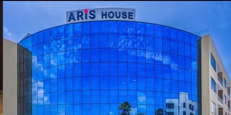 Mwinshehe07's tweet photo. 🧵 ARiS NI KAMPUNI GANI? HISTORIA YAKE, HUDUMA ZAKE NA NAFASI YAKE TANZANIA

ARiS Risk & Insurance Solutions Limited ni kampuni inayojihusisha na udalali wa bima na usimamizi wa hatari za kifedha na kibiashara. Ilianza shughuli zake mwaka 1998 ikiwa ni wakala mdogo wa bima jijini Dar es Salaam https://t.co/jzmsNCwnmA

Kampuni hii ilianzishwa na Sanjay Suchak. Mwaka 2002, Alexander Forbes, kampuni ya huduma za kifedha iliyokuwa na makao yake Afrika Kusini ilinunua hisa nyingi za ARiS ili kusaidia upanuzi wa biashara yake na huduma kwa kampuni za kimataifa

Mwaka 2013, kundi la Marekani lilinunua Alexander Forbes. Baadaye uongozi wa kampuni nchini Tanzania uliamua kuinunua na kuendelea na shughuli zake chini ya jina ARiS. Mwaka 2021, jina lake lilibadilishwa rasmi kutoka African Risk & Insurance Services Limited kwenda ARiS Risk & Insurance Solutions Limited

ARiS hufanya kazi gani hasa?
• Husaidia wateja kupata bima inayolingana na mahitaji yao
• Huchambua hatari zinazoweza kuathiri biashara na mali
• Husaidia katika taratibu za kuwasilisha na kufuatilia madai ya bima
• Hutoa huduma za bima ya afya na mafunzo kwa wateja

Huduma zake zingine ni bima za majengo, miradi ya ujenzi, mitambo, ajali, moto na anga. Kwa biashara zinazohitaji kulipa gharama za bima kwa awamu, kampuni pia inaeleza kutoa mipango ya ufadhili wa malipo ya bima kupitia ushirikiano na benki

ARiS ina shughuli nchini Tanzania, Kenya na Uganda pamoja na uwepo wa kampuni nchini Uingereza. Makao yake Tanzania yapo ARiS House, Plot No. 152, Haile Selassie Road, Oysterbay, Dar es Salaam

Kampuni hiyo ina cheti cha ISO 9001:2015 na utambuzi wa International Professional Partner Firm kutoka Chartered Insurance Institute ya Uingereza

Nani ni Charles Zanny, na ana nafasi gani ARiS?

Kwa mujibu wa wasifu rasmi wa kampuni, @CharlesZanny ni Group Technical Director wa ARiS Risk & Insurance Solutions

Ana shahada ya Takwimu (Statistics) kutoka Chuo Kikuu cha Dar es Salaam na uzoefu wa zaidi ya miaka 18 katika sekta ya bima, akiwa amewahi kufanya kazi katika upande wa kampuni za bima (insurers) na udalali wa bima (brokers)

Katika nafasi yake ya uongozi majukumu yake ni kusimamia masuala ya kiufundi ya bima, kusaidia kuhakikisha ubora wa huduma na kutoa mwongozo wa kitaalamu katika shughuli za bima

Wasifu wake pia unaeleza uzoefu wa miaka 20 na ushiriki katika mafunzo mbalimbali ya kiufundi ndani na nje ya nchi

Kwa nini kampuni kama ARiS ni muhimu?

Katika uchumi, bima husaidia watu na taasisi kupunguza athari za hasara zinazoweza kusababishwa na ajali, moto, uharibifu wa mali na majanga mengine. Dalali wa bima humsaidia mteja kuchagua kinga inayofaa na kufuatilia mchakato wa madai kwa mujibu wa masharti ya mkataba

#ElimuYaFedha #Insurance