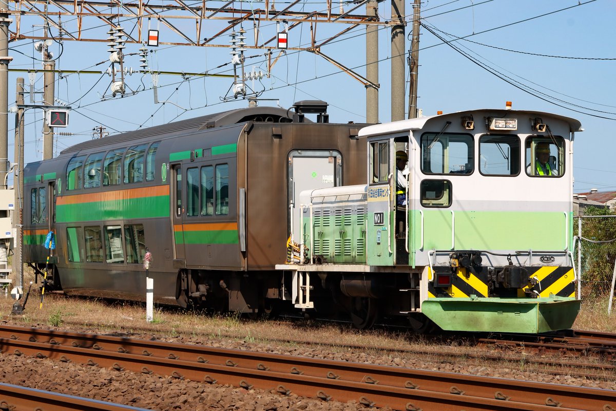 OWySMwJchs9ri2V's tweet photo. サロE233-3029
今日ATにてE233系グリーン車がスイッチャー牽引で構内入換してました。 https://t.co/0YOYtI9i8z