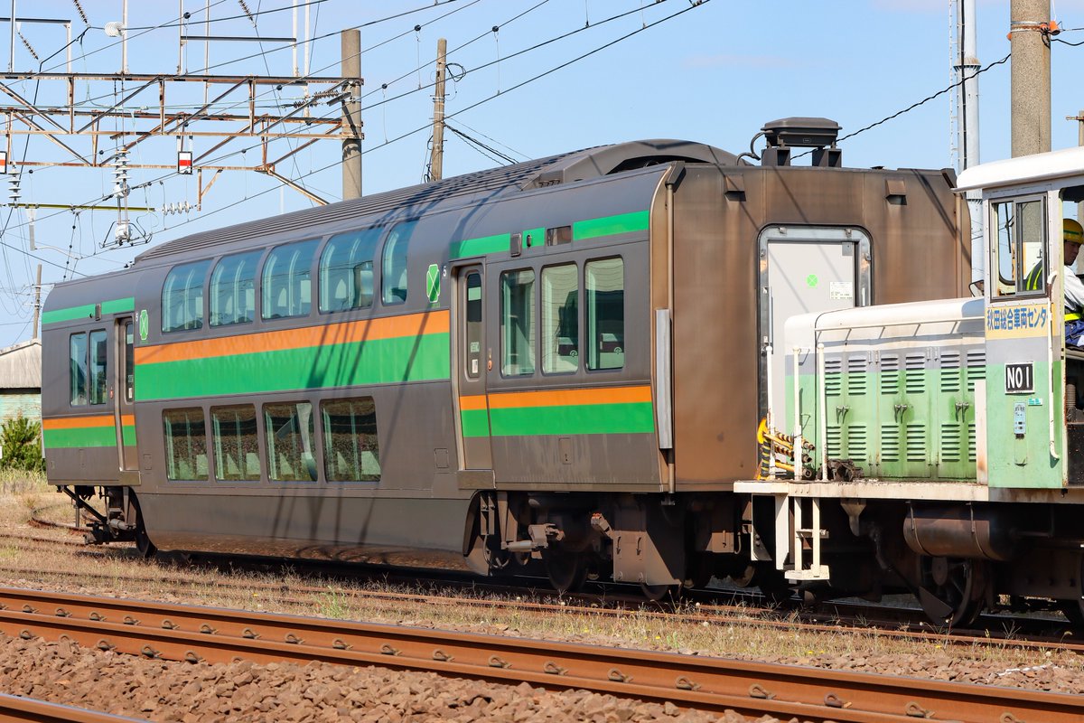 OWySMwJchs9ri2V's tweet photo. サロE233-3029
今日ATにてE233系グリーン車がスイッチャー牽引で構内入換してました。 https://t.co/0YOYtI9i8z