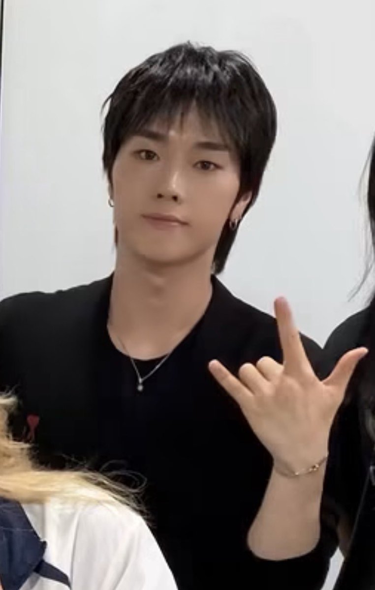 inamoaa's tweet photo. 남자포즈 따봉•브이인데 
혼자 Rock star포즈용맹기니가잇네요🫵🏻🫵🏻 https://t.co/56bGFnnbng