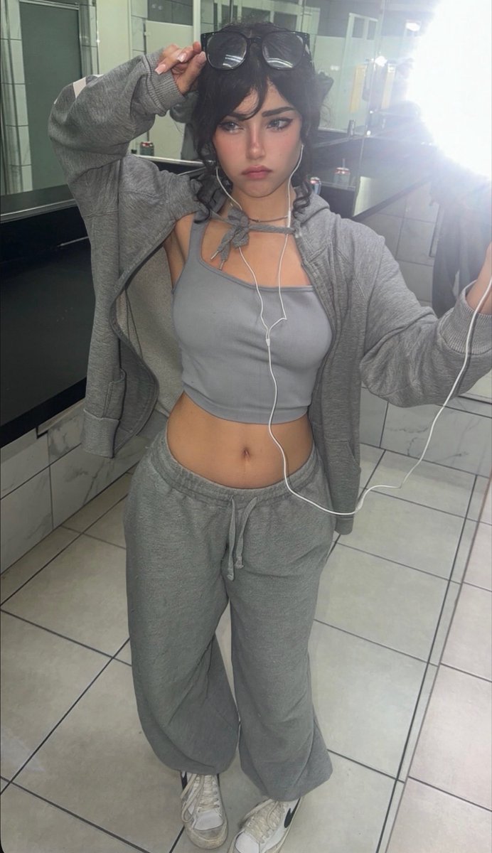 iivyiii's tweet photo. Haven't been to gym in month….gg https://t.co/6SwDehJQRg