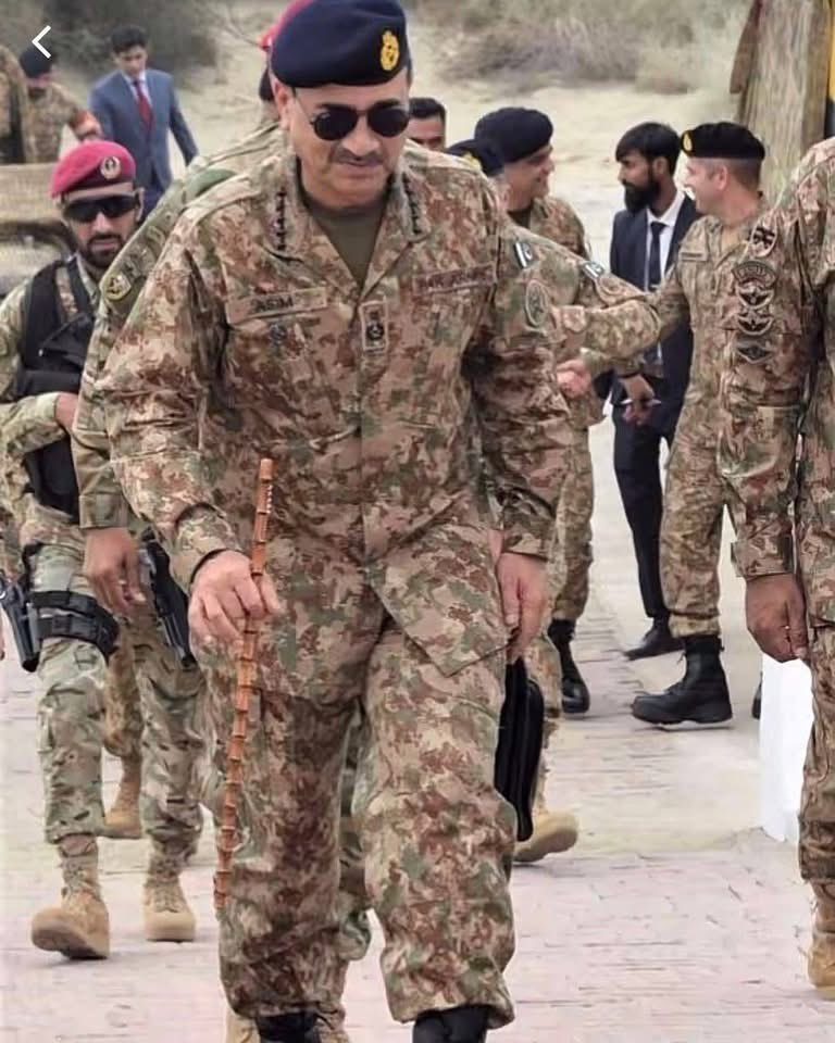 ARMY___QUEEN's tweet photo. پاکستان اور عالمِ اسلام کی تاریخ کا وہ مجاہد جس نے بڑے بڑے طرم خانوں کو سیدھا کر دیا ہے 

اور گلی کے کتوں کو ایسا سبق دیا ہے کہ ابھی تک ان کو سمجھ نہیں آ رہی کہ یہ ڈنڈا کدھر سے دیا ہے فیلڈ مارشل صاحب نے۔😁👊 https://t.co/HMTCsTxvSx