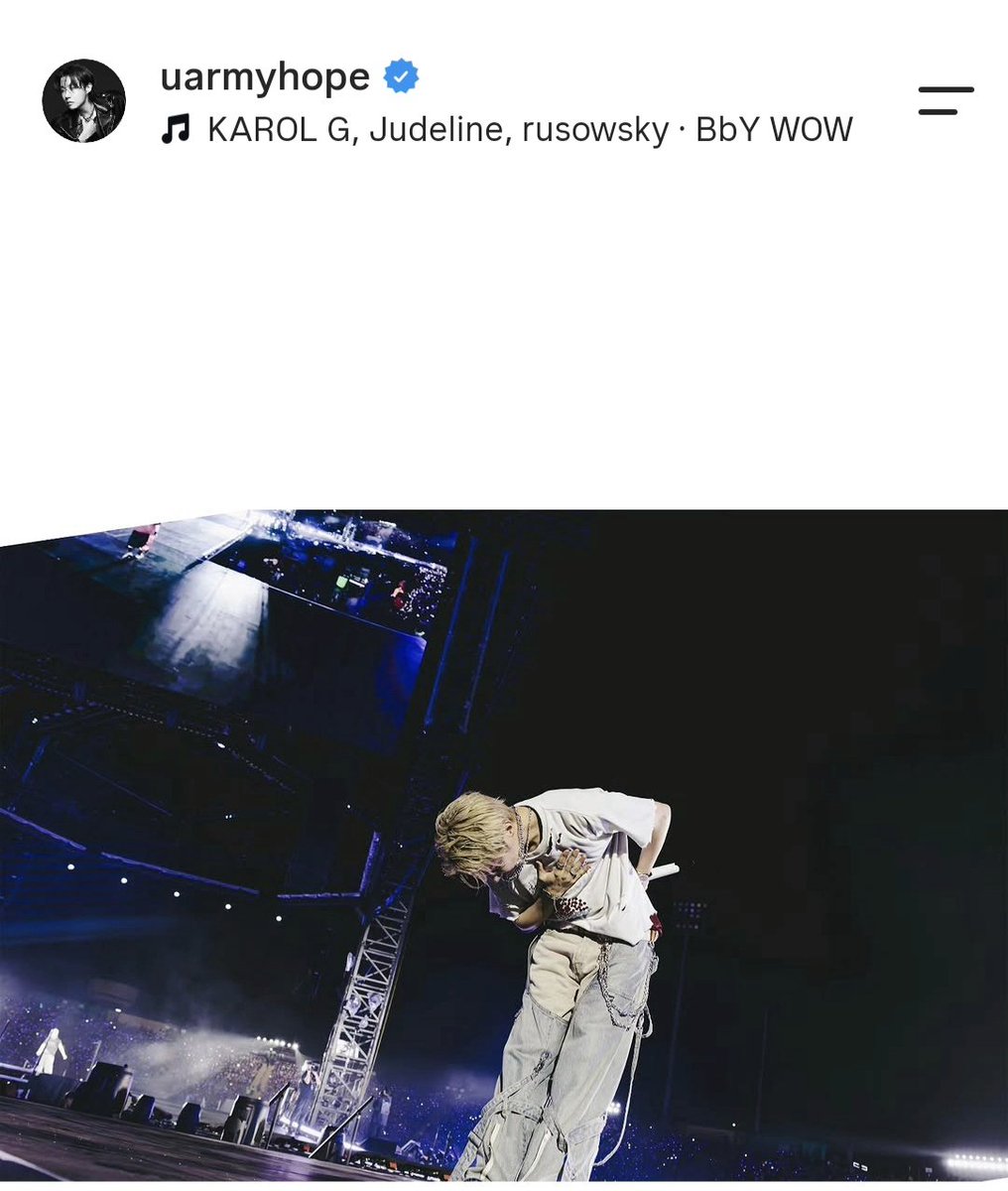 uzayui's tweet photo. ล่องห้ายยย 😭😭😭

ตาโฮปโพสท์รูปโค้งคำนับ 360° ใน IG ล่าสุด.. แล้วมี Op. มาบอกว่า รูปนี้ เกิดขึ้นจาก โมเมนท์นี้..

ขณะที่กำลังแสดงเพลง Surprise Song ซึ่งในวันนั้นคือเพลง We are Bullet Proof : The Eternal อยู่ ตาโฮป ก็เดินไปเรื่อยๆ บนเวที จนกระทั่งมาเห็นป้ายนี้ ที่ ARMY เจียนไว้ว่า 

"เมื่อฉันรู้สึกว่า ชีวิตฉันไม่มีความหมายอะไรเลย เมื่อฉันรู้สึกว่าไม่ได้เป็นส่วนหนึ่งของที่ใดเลย คุณก็เดินเข้ามา เยียวยาฉัน และทำให้ฉันรู้สึกเหมือนกับว่า ฉันได้กลับมาถึงบ้านแล้ว
ฉันรอคอยเวลานี้มา 10 ปี 
และจะขอบคุณช่วงเวลานี้ ตลอดไป"

และนั่นแหล่ะ ตาโฮปเอง ก็คงรู้สึกซาบซึ้งใจด้วยเช่นกัน.. 🥹🥹🥹🥹

Cr: https://t.co/kER2dfNNzy