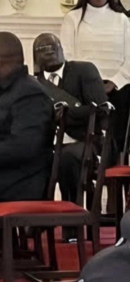 thamzin_n's tweet photo. @NNyashaYessur Wait, who is he?? 
First glance looked like RG https://t.co/2BJkbo7zj2