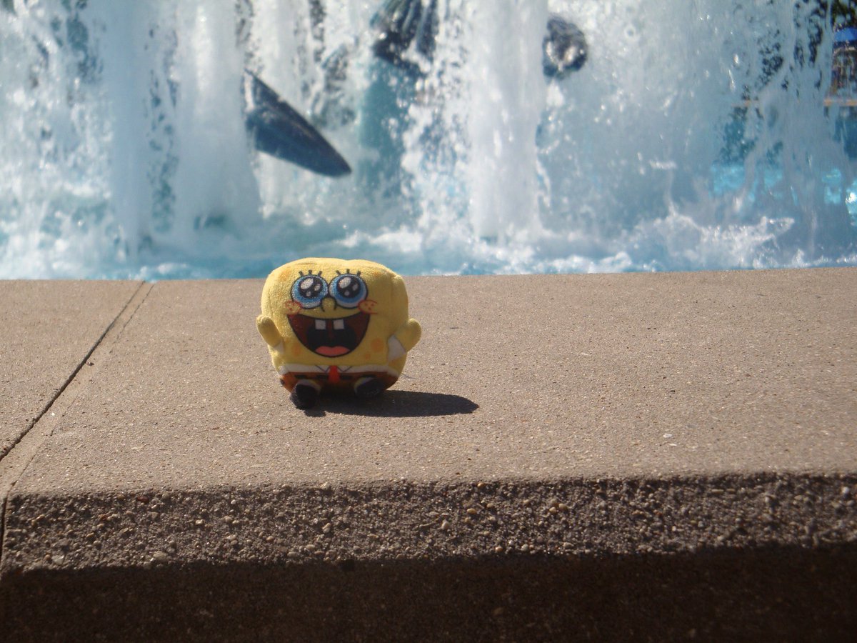 superepicmii's tweet photo. when you sit by the water fountain https://t.co/Ki8s4JpB3g