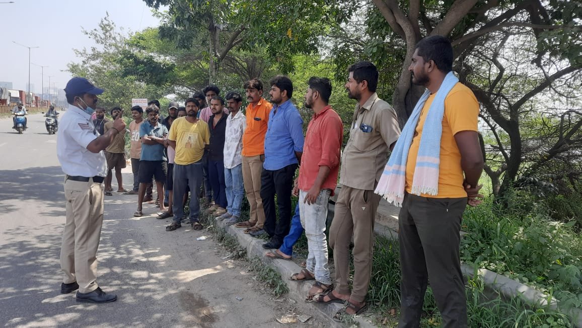 KRPURATRAFFIC's tweet photo. #TrafficAwareness #SafetyFirst #RoadSafety  ಈ ದಿನ ಮೇಡಹಳ್ಳಿ ಲಾರಿ ಡೈವರ್ಶನ್ ಪಾಯಿಂಟ್ ನಲ್ಲಿ ಎಲ್ಲಾ ಹೆವಿ ಗೂಡ್ಸ್ ವಾಹನ #(HGV) ಮತ್ತು ಲೈಟ್ ಗೂಡ್ಸ್ ವಾಹನ (LGV) ಚಾಲಕರಿಗೆ ನಗರಕ್ಕೆ ಪ್ರವೇಶ ಮಾಡುವ ನಿರ್ಬಂಧಿತ ಸಮಯದ ಬಗ್ಗೆ ಮಾಹಿತಿಯನ್ನು ನೀಡಿ, ಸಂಚಾರ ಸುರಕ್ಷತಾ ನಿಯಮಗಳನ್ನು ಕಡ್ಡಾಯವಾಗಿ ಪಾಲಿಸಲು ಅರಿವು ಮೂಡಿಸಲಾಯಿತು. https://t.co/6Mtseo4PKj