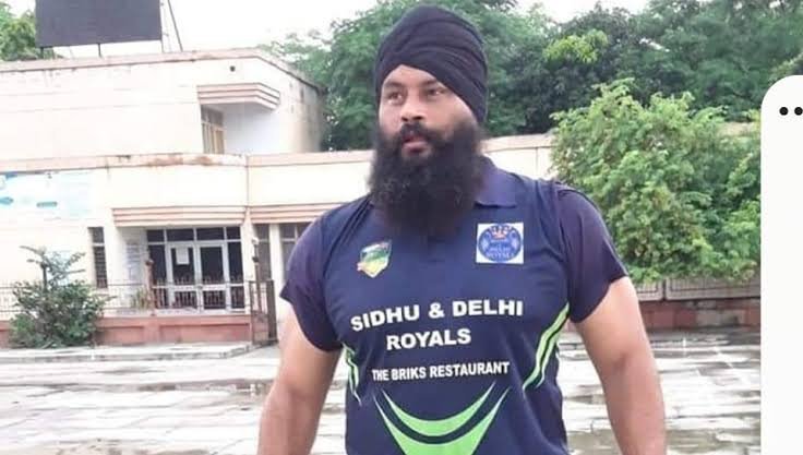 Mrsinha's tweet photo. He's Parvinder Singh Jhota, an anti drugs activist from Punjab.

He's shot dead today at a chemist shop in Mansa town on, while four of his companions also sustained bullet injuries.

The whole incident was recorded on Facebook live....

This is the condition of Punjab at this time under @ArvindKejriwal rule.