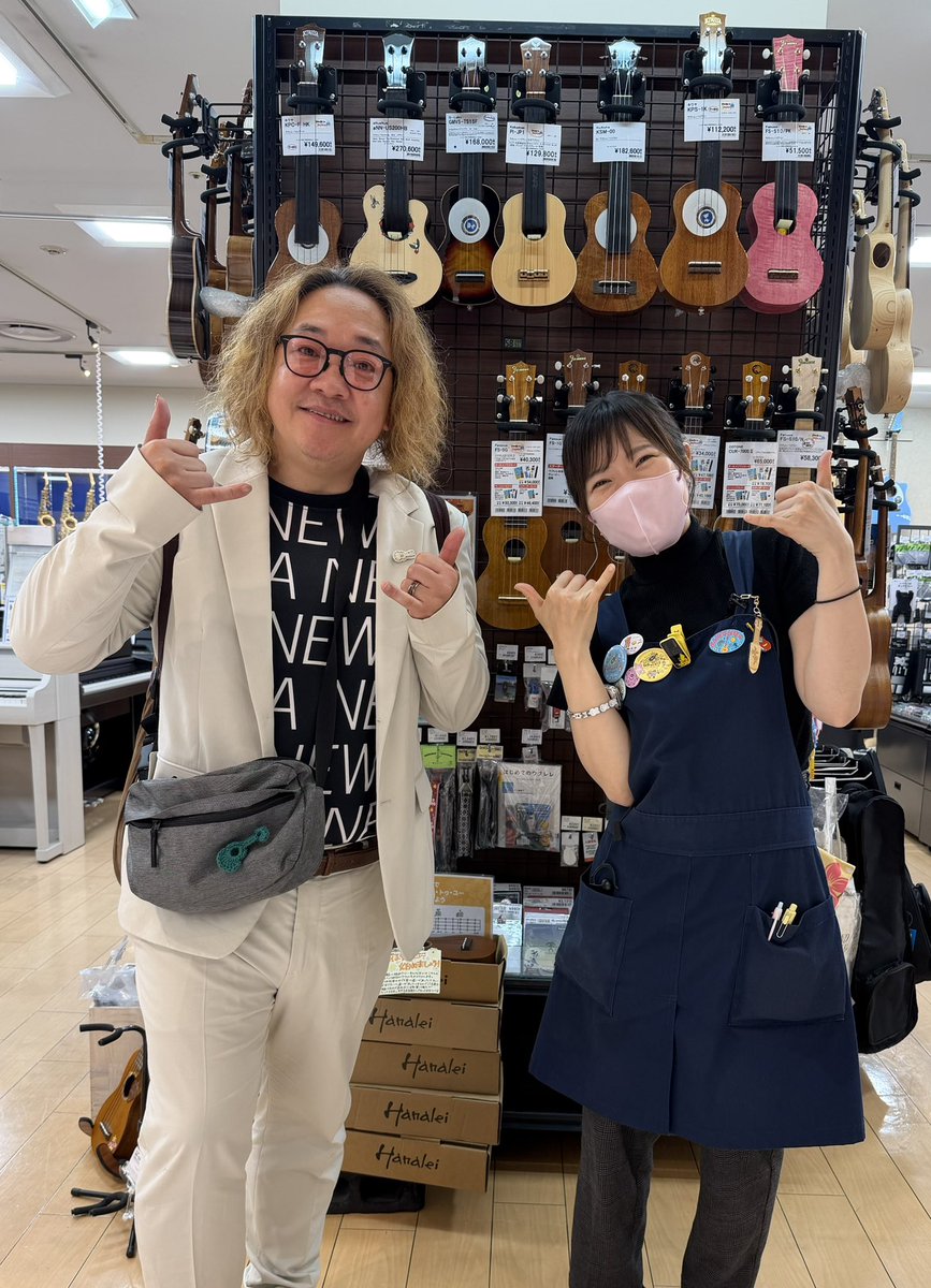jazzoomcafe's tweet photo. 島村楽器札幌ステラプレイス店来ました！ミノシマさんが迎えてくださいました〜。いろんなウクレレ増えてました。またイベントで来たいです〜
@shima_sapporosp @KIWAYA_uke #jazzoomcafe 
#famousfriends https://t.co/s0FLkic73e
