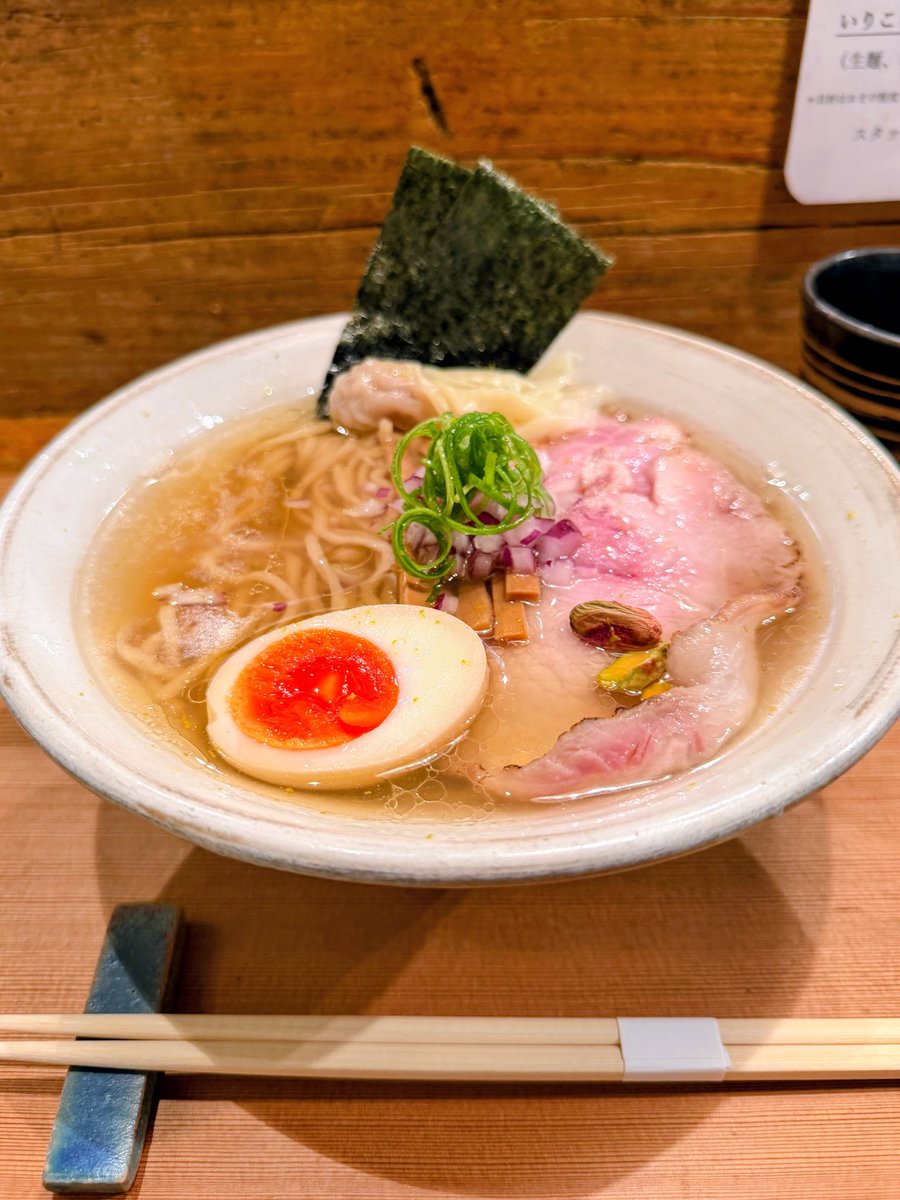 FBhF30xpoDH8TbB's tweet photo. 【Homemade Ramen 麦苗】大森

塩いりこ+上トッピング
土鍋炊き白飯（少な目）

無化調のスープは優しくいりこを感じ、ふんわり柚子が香るいくらでも飲めちゃう美味しさ。
全粒粉入った中太麺で意外！前からこの麺だったっけ？久々で記憶曖昧😅
🍚上のチャーシューが超美味🧡 https://t.co/eOb7CFwikQ