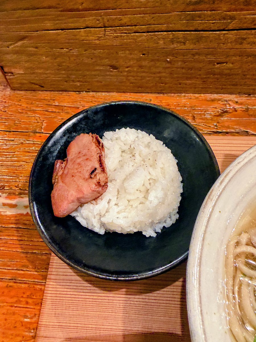 FBhF30xpoDH8TbB's tweet photo. 【Homemade Ramen 麦苗】大森

塩いりこ+上トッピング
土鍋炊き白飯（少な目）

無化調のスープは優しくいりこを感じ、ふんわり柚子が香るいくらでも飲めちゃう美味しさ。
全粒粉入った中太麺で意外！前からこの麺だったっけ？久々で記憶曖昧😅
🍚上のチャーシューが超美味🧡 https://t.co/eOb7CFwikQ