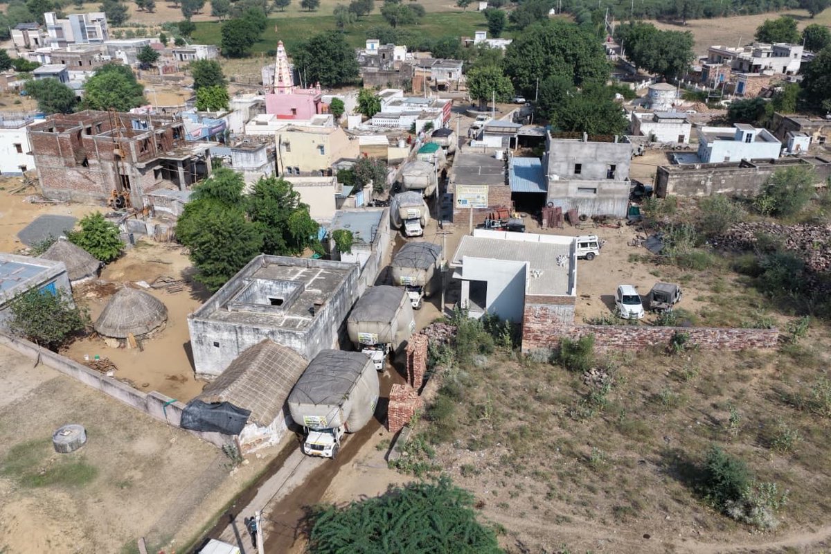 SatlokChannel's tweet photo. गाँव नब्बासर जिला चुरू में गौशाला को 400 क्विंटल सूखा चारा भेंट किया | गौ सुरक्षा अभियान। https://t.co/9zWuX9JmCH