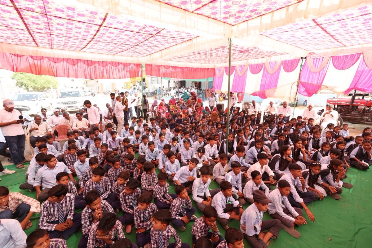 SatlokChannel's tweet photo. गाँव नब्बासर जिला चुरू में गौशाला को 400 क्विंटल सूखा चारा भेंट किया | गौ सुरक्षा अभियान। https://t.co/9zWuX9JmCH