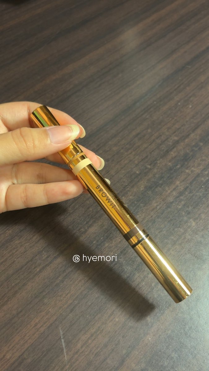 hyemori's tweet photo. @wjaingpr #ป้ายยา ของ browit น้องฉัตร เลยค่ะ ในราคาหลักร้อยนิดๆ ฝั่งอายไลน์เนอร์เส้นคม เขียนง่าย ทนเหงื่อ ทนมัน เราเป็นคนหนังตามันก็ยังเอาอยู่ แต่รุ่นนี้จะเป็น 2 หัวในแท่งเดียว อีกฝั่งจะอายแชโดว์ ครบจบในแท่งเดียว แนะนำเลยค่ะ 

พิกัด: https://t.co/xX3rSdPn2c https://t.co/ta0toMqSd2