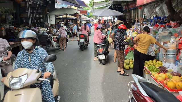 rafael_2794's tweet photo. Vietnam Street Walk: Explore a local market in full detail on the Streetwalkhindi YouTube channel. https://t.co/X6XT4YXREX