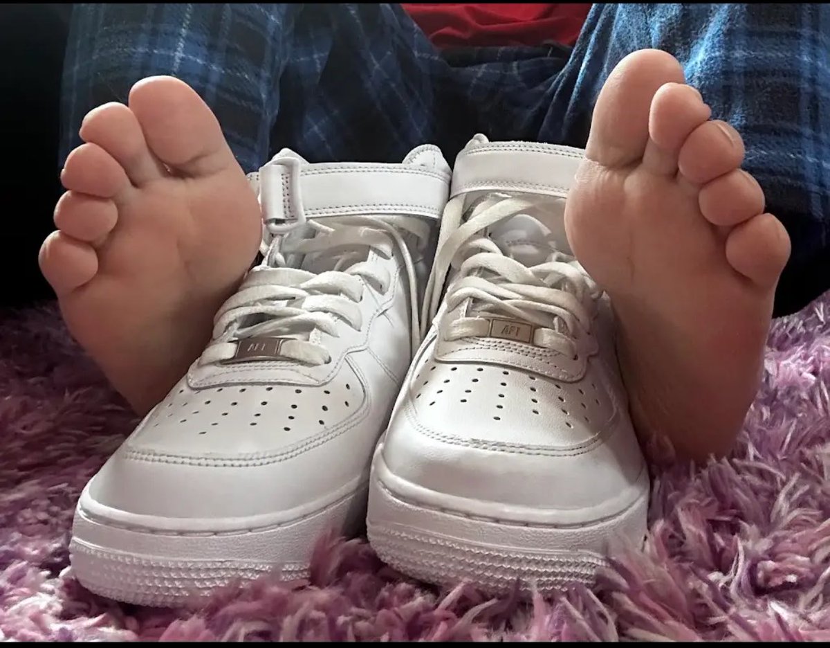 vFootCry's tweet photo. Feet + nikes https://t.co/7QjochZijz