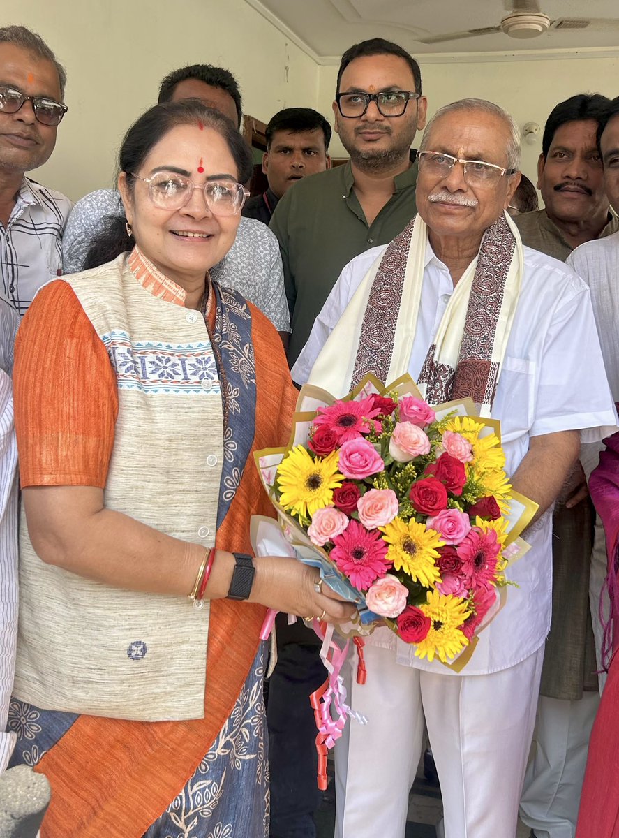 bhartipardhimp's tweet photo. आदरणीय भाऊ श्री ढाल सिंह बिसेन जी के गृह निवास पहुँचकर आत्मीय भेंट की एवं उत्तराखंड का राज्यपाल नियुक्त किए जाने पर उन्हें हार्दिक बधाई एवं शुभकामनाएँ प्रेषित की ! https://t.co/oOoWY7rT6J