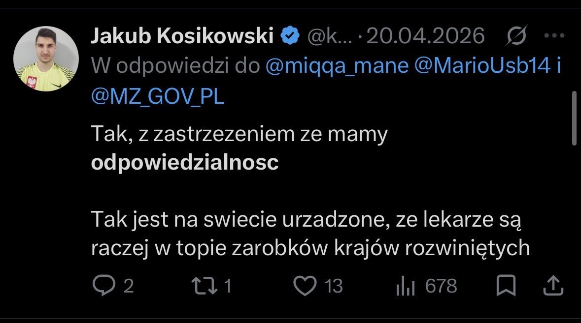 PiotrKusznieruk's tweet photo. 3,5-letni Kacper nie żyje. Umarł w szpitalu, który miał ratować mu życie. A opis ostatnich godzin tego dziecka brzmi jak akt oskarżenia wobec polskiego systemu ochrony zdrowia.

Prześledźmy tę tragedię.

Ojciec dzwoni pod numer alarmowy. Zamiast karetki otrzymuje zalecenie samodzielnego przewiezienia dziecka do szpitala. Dopiero po kolejnym telefonie wysłano ambulans.
Na SOR chłopiec czeka około 40 minut na lekarza. Jego stan się pogarsza. Gdy trafia do gabinetu, zaczyna tracić przytomność. Otrzymuje płyny, tlen i leki.
W nocy nie ma radiologa. Nie wykonano na czas ani USG, ani RTG brzucha, które mogły pomóc w rozpoznaniu przyczyny dramatycznego stanu dziecka.
Lekarze podejrzewają zakażenie meningokokowe. Rozważany jest transport do specjalistycznego szpitala dziecięcego, ale ostatecznie chłopiec pozostaje na oddziale pediatrycznym.
Nad ranem dochodzi do zatrzymania krążenia. Dwugodzinna reanimacja nie przynosi rezultatu. Kacper umiera w obecności ojca. Pojawiają się również doniesienia o zastrzeżeniach dotyczących warunków resuscytacji i sprawności sprzętu, które wymagają wyjaśnienia.

Sekcja zwłok wykazuje zadzierzgnięcie jelita z martwicą. Nie zakażenie meningokokowe, które podejrzewali lekarze.

To nie jest opis szpitala w kraju trzeciego świata. To Szpital Zachodni w Grodzisku Mazowieckim, jedna z ważnych placówek medycznych zachodniego Mazowsza.

I teraz zasadnicze pytania. Gdzie jest Naczelna Izba Lekarska?
Czy właściwe organy samorządu lekarskiego wszczęły postępowanie? Czy badają postępowanie lekarzy? Czy oceniają przesłanki zawieszenia prawa wykonywania zawodu? Czy powstaną konkretne zalecenia zapobiegające podobnym tragediom?
Samorząd lekarski ma ustawowo sprawować pieczę nad należytym wykonywaniem zawodu w interesie publicznym. Nie tylko reprezentować interesy finansowe środowiska.
W normalnie działającym systemie niezależni eksperci powinni natychmiast przeanalizować całą drogę pacjenta: od dyspozytorni, przez SOR, diagnostykę i decyzję o hospitalizacji, aż po akcję reanimacyjną. Szpital powinien wdrożyć zalecenia, a rodzina uzyskać godne zadośćuczynienie bez wieloletnich procesów.
Odpowiedzialność zawodowa i karna powinna być egzekwowana tam, gdzie zostaną wykazane przesłanki.

Tymczasem od lat słyszymy tę samą receptę: trzeba wpompować w system jeszcze więcej pieniędzy!
Może jeszcze bardziej podnieśmy wynagrodzenia lekarzy? Może przy odpowiednio wysokiej stawce wzrośnie prawdopodobieństwo wykonania podstawowej diagnostyki? W Polsce na wynagrodzenia medyków znajdują się miliardy. A na nocną diagnostykę dziecka z ostrym bólem brzucha zabrakło radiologa.
Wysokie zarobki nie zastępują kompetencji, a kolejne miliardy nie zastąpią odpowiedzialności.

Nie przesądzam indywidualnej winy lekarzy. To muszą ustalić biegli i prokuratura. Ale brak podstawowych badań i decyzje podejmowane mimo pogarszającego się stanu dziecka wymagają szczegółowego wyjaśnienia. Największym skandalem byłoby jednak to, gdyby po śmierci Kacpra nie zmieniło się absolutnie nic.

Rodzicom składam najszczersze kondolencje. Mam nadzieję, że prokuratura rzetelnie wyjaśni wszystkie okoliczności tej tragedii.

Bo pacjentów nie interesuje, ile kolejnych miliardów trafi do systemu. Interesuje ich, czy ich dziecko wyjdzie ze szpitala żywe.