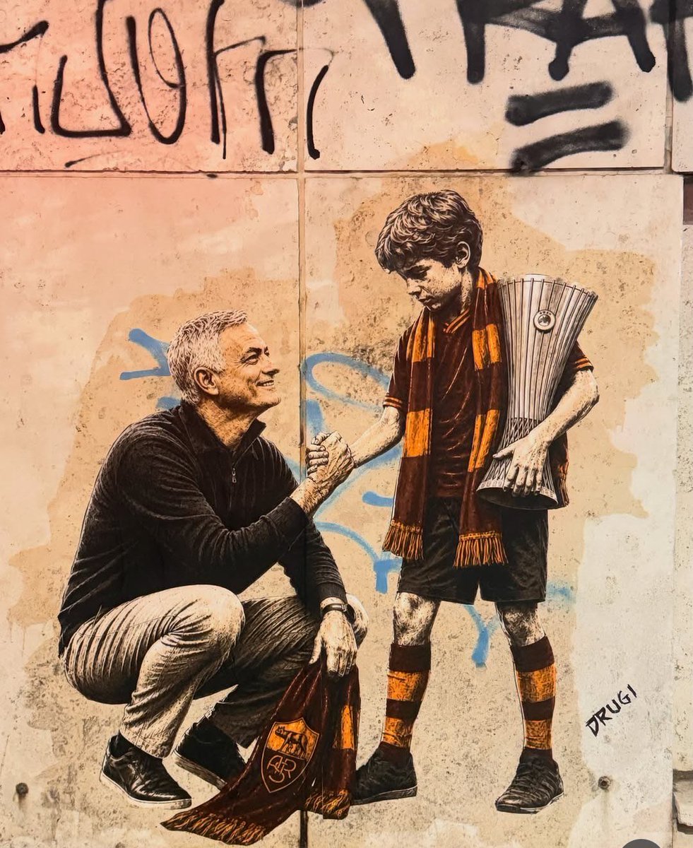 tcros's tweet photo. Superbe le nouveau murales de l’artiste #Drugi à Rome.
A l’occasion du retour de #Mourinho demain à l’Olimpico (#Roma vs #Madrid), il rend hommage à celui qui a permis au club de remporter son premier titre européen. https://t.co/IMm76znfML