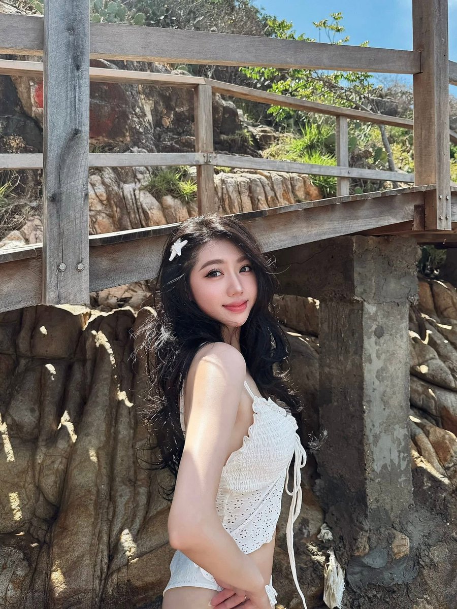 HarlandBohmsll's tweet photo. sunlight hits different when you actually let yourself notice it. ☀️ https://t.co/BNnmkJTlx4