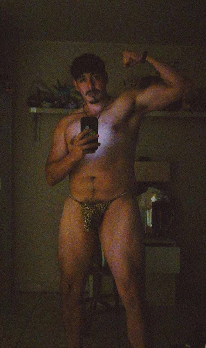 poseidonxdreams's tweet photo. Outfit para limpiar la casa 🐆 https://t.co/xellX5OwIn