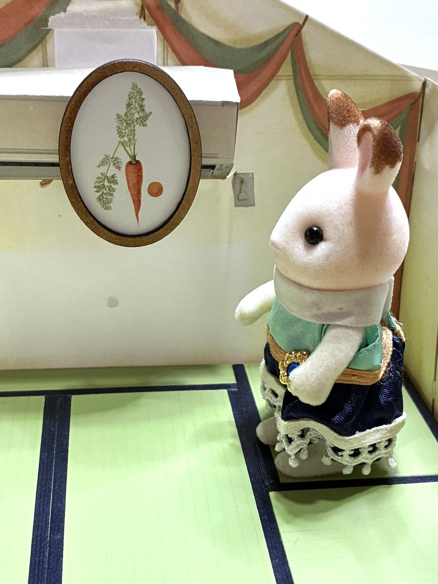 MARBAdollhouse's tweet photo. ニンジンの水彩画...

額に入れてみた✨
どうかしら？いい感じ！
でも...飾る場所がないんだわあ...
（エアコンが邪魔だよネ！）

#シルバニアファミリー https://t.co/1VjHZC5tfW