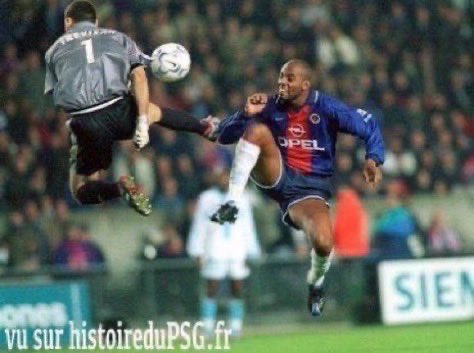MaillotsPSG's tweet photo. 13/10/2000. Les joueurs du #PSG se montrent à la hauteur d'un Parc des Princes en feu en dominant @OM_Officiel : 2️⃣-0️⃣
⚽️ Robert, Christian
🔗 https://t.co/ojfLK7Usxi
🎦 https://t.co/YIMqTsnnB4
#PSGOM (avec @ERabesandratana) https://t.co/aUCqcOcwaL