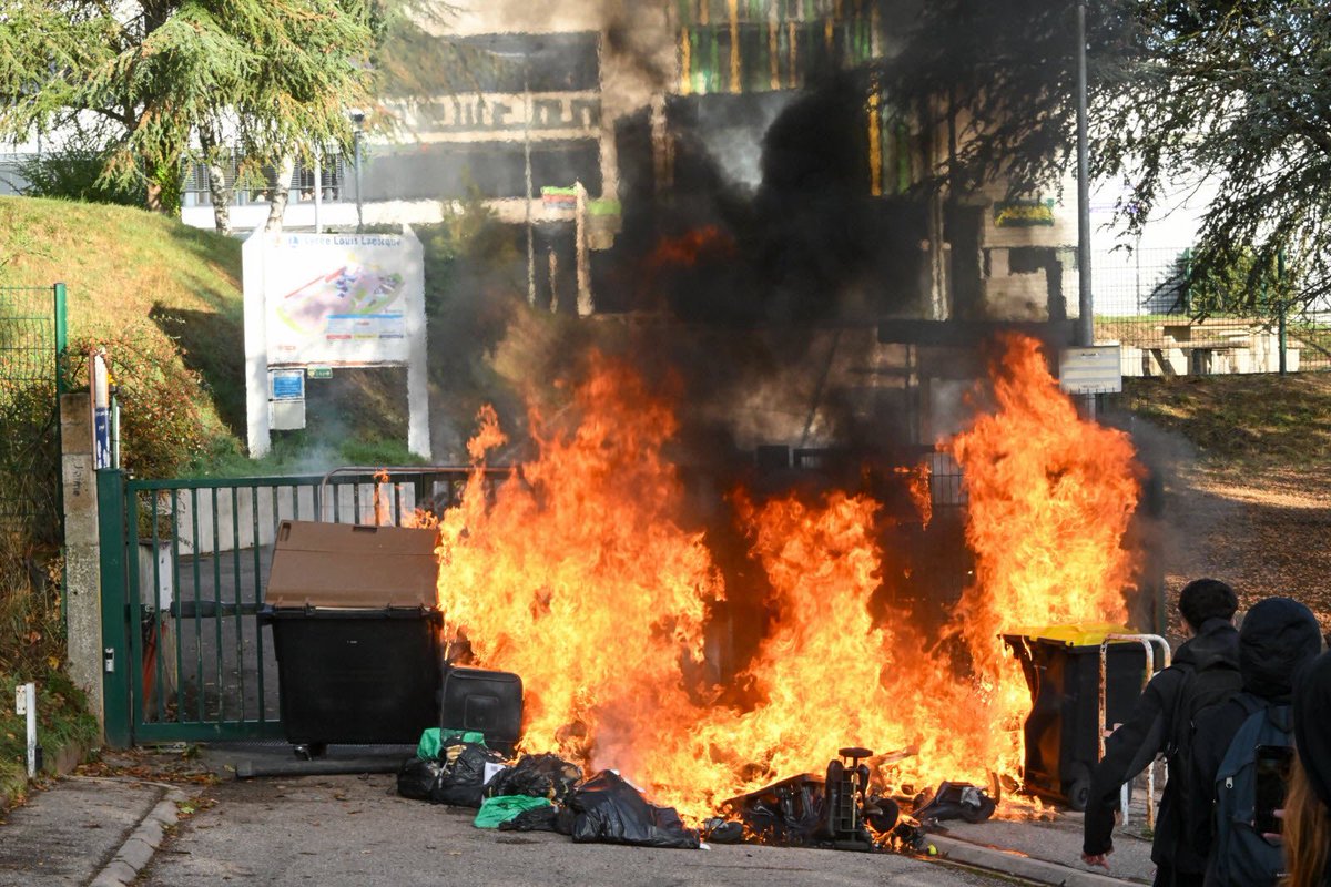 Guigz75116's tweet photo. La presse française parle d’« acte » concernant « le mouvement lycéen »

Nous en sommes à l’acte V de cette tragédie.

C’est ça la folie.

Les mots ont un sens.

« Acte » veut dire : c’est en train d’arriver.
Pas : on va voir ce que ça donne au prochain épisode.

Mais la presse en fait une pièce.

Les lycéens jouent.

Les vitres cassées sont des accessoires.

Les émeutes, un rebondissement.

Sauf que le public, lui, n’a pas payé pour voir ça.

Et la scène, elle reste en cendres.