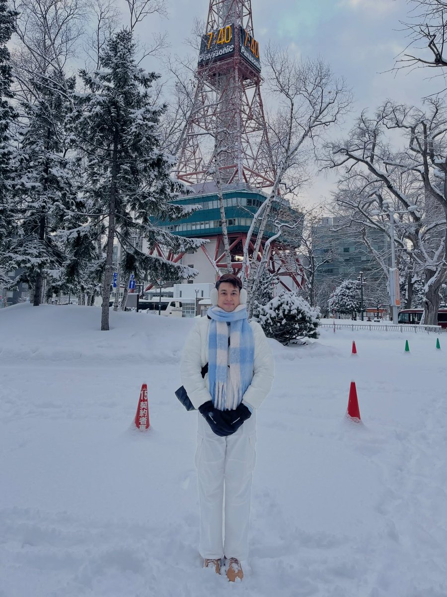 Comercialslp's tweet photo. Day trip to Asahikawa, Biei &amp; Furano by bus. Booked through Klook, and it didn’t feel rushed at all. Experienced snowfall all day—everything was covered in white, including my hair. Asahiyama Zoo, Blue Pond, Shirahige Falls, and Ningle Terrace. https://t.co/1yDKi4DDqJ