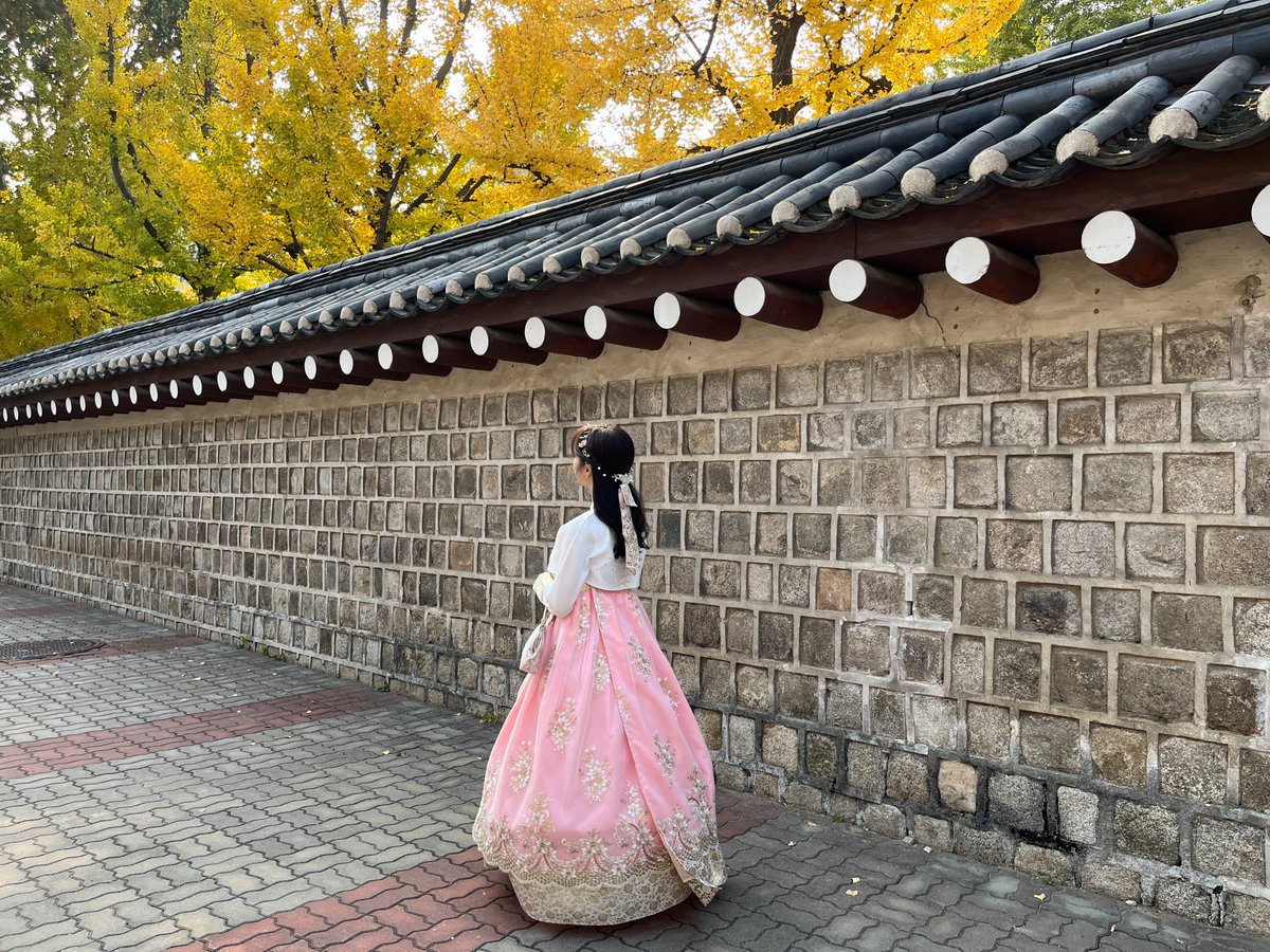 creatrip's tweet photo. Visiting Korea this fall? You can explore Seoul's royal palaces for FREE.

Admission to major palaces and historic sites will be free from Oct 29 to Nov 15 due to the Korea Grand Festival!

📍Gyeongbokgung, Changdeokgung, Deoksugung Palace, Changgyeonggung, Jongmyo Shrine, Joseon Royal Tombs
🗓️ Oct 29 – Nov 15 (excluding regular closure days)

Try renting a hanbok and taking some fall photos at the palaces. (Trend tip: Queen-style hanbok is trending in Korea right now! )

I tried it myself and loved twirling around in the beautiful dress. Plus, getting my hair styled made my photos turn out much much much better.

Explore popular hanbok rental shops on Creatrip👘👇
https://t.co/o2Jw71EePY