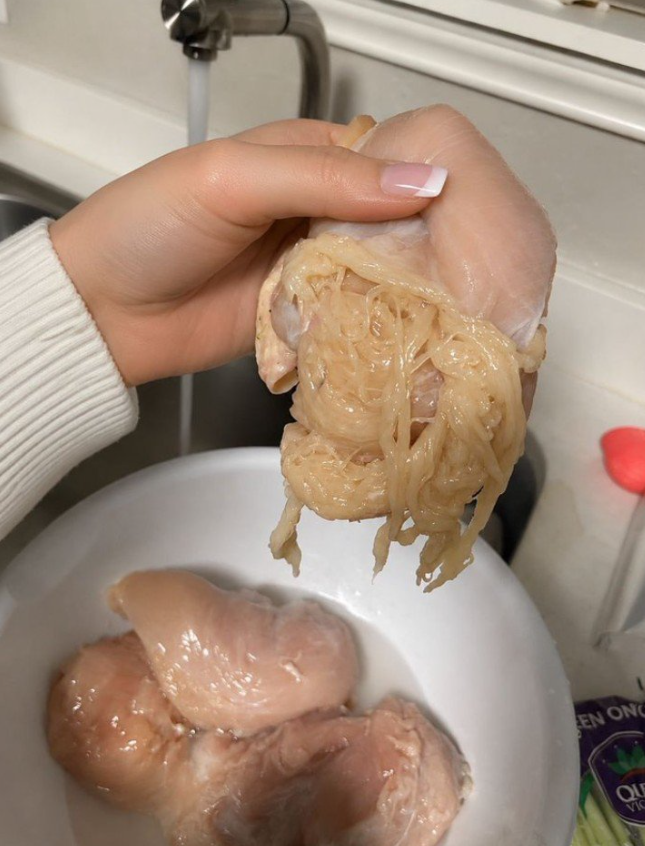 Tshepo04023211's tweet photo. 昨日スーパーで買った鶏肉

調理しようと開けたら中がこんな感じになってて変な声出たわ…

見た目やばすぎるけど食べても大丈夫なやつ？ https://t.co/iYAjXJ5Rii