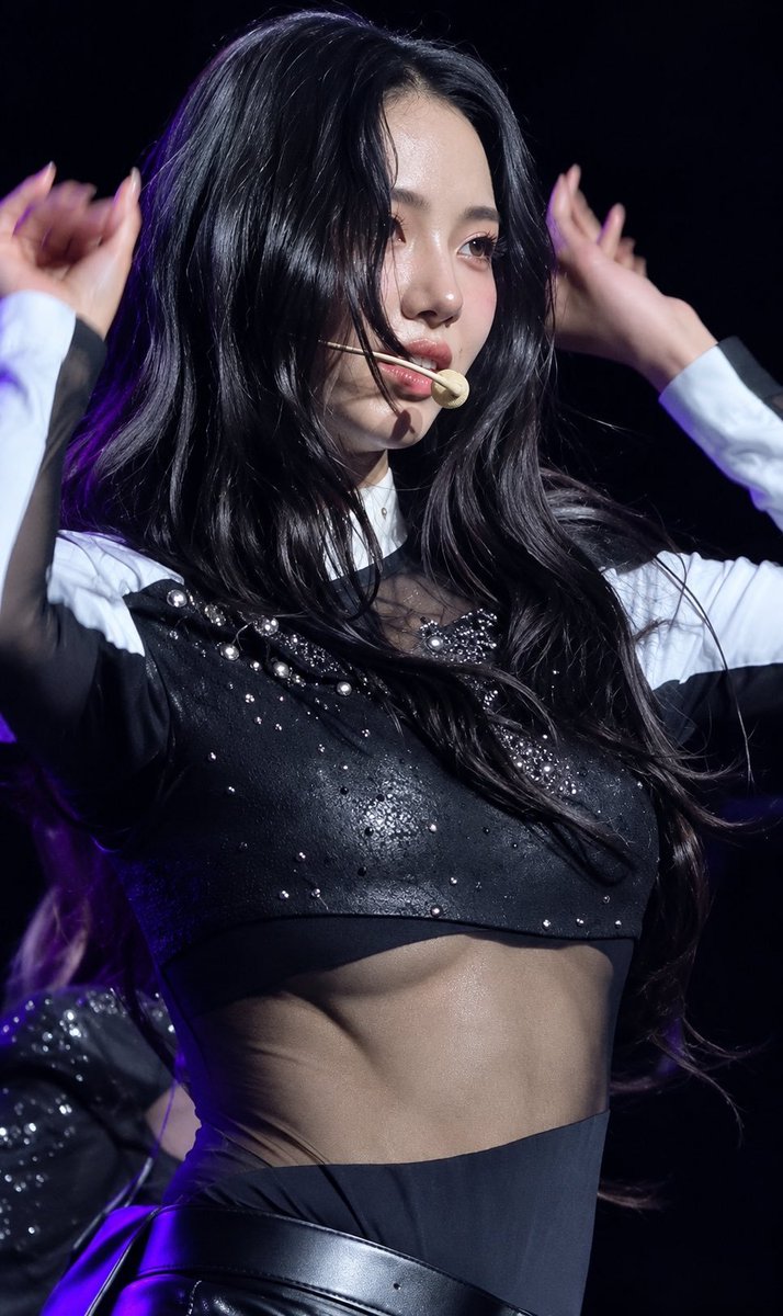 namju8003's tweet photo. 카리나는 무대 위에서 진짜 분위기가 달라짐 🖤

긴 흑발에 블랙 의상, 표정 하나하나까지 눈길이 가네.

특히 옆모습은 분위기 미쳤다…🔥

#카리나 #KARINA #aespa #에스파 https://t.co/vQgwfrrwRA