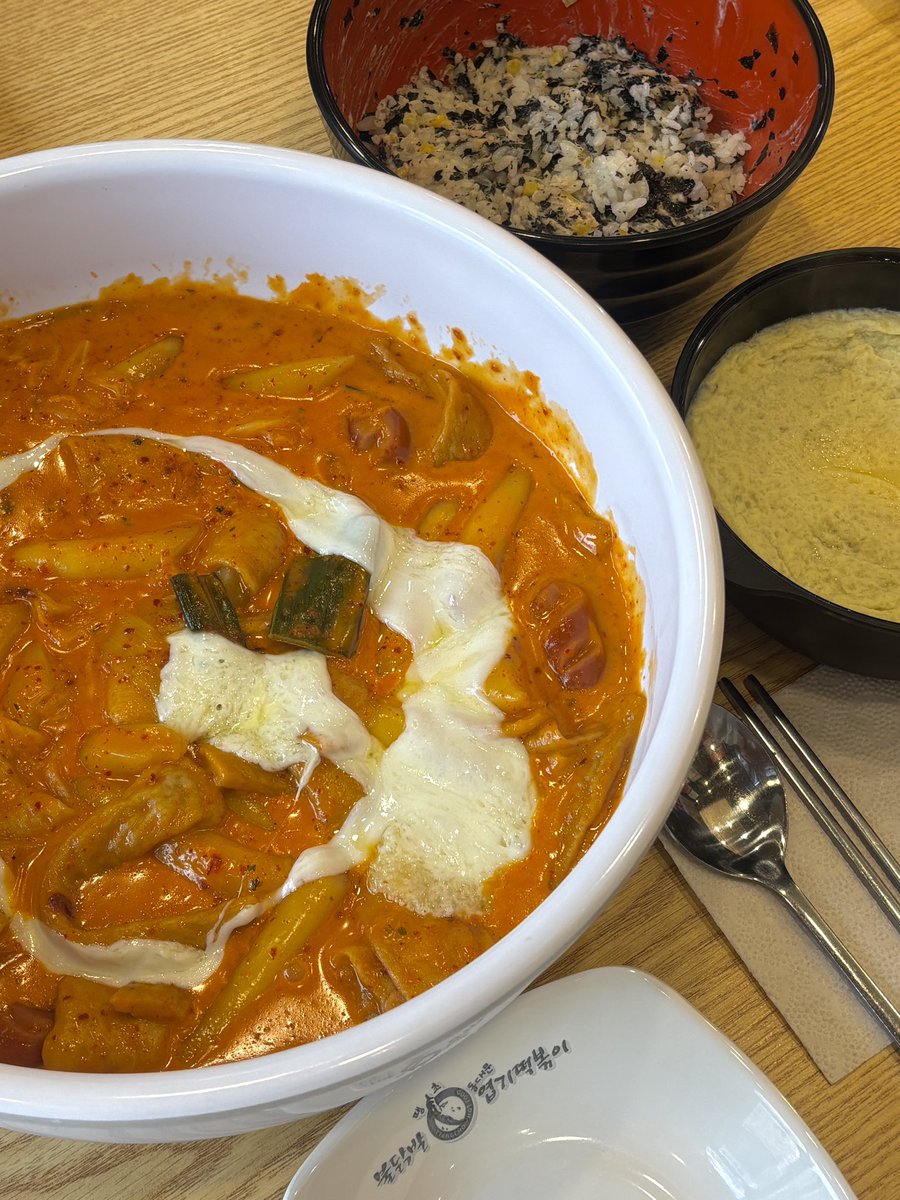 mukbo30's tweet photo. 엽기떡볶이 로제반반 착한맛 
#먹오보세요 https://t.co/XiATnrBgK9