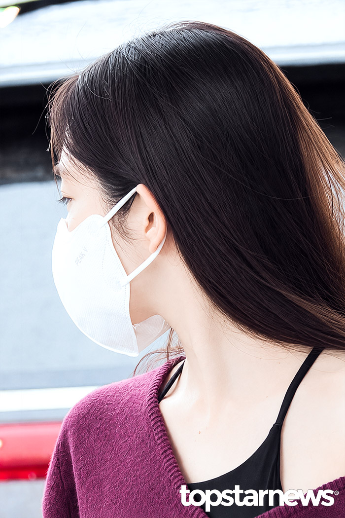 TSN_PHOTO's tweet photo. [HD포토] 레드벨벳 아이린, ‘마스크 이렇게 많이 남는 사람 처음 봄’ (김포공항 출국) #아이린 #IRENE #레드벨벳 #RedVelvet #김포공항 #출국 #입국 #프리뷰 https://t.co/sB0zXuTaUi <- Original Photo https://t.co/n5ClIUQkIl