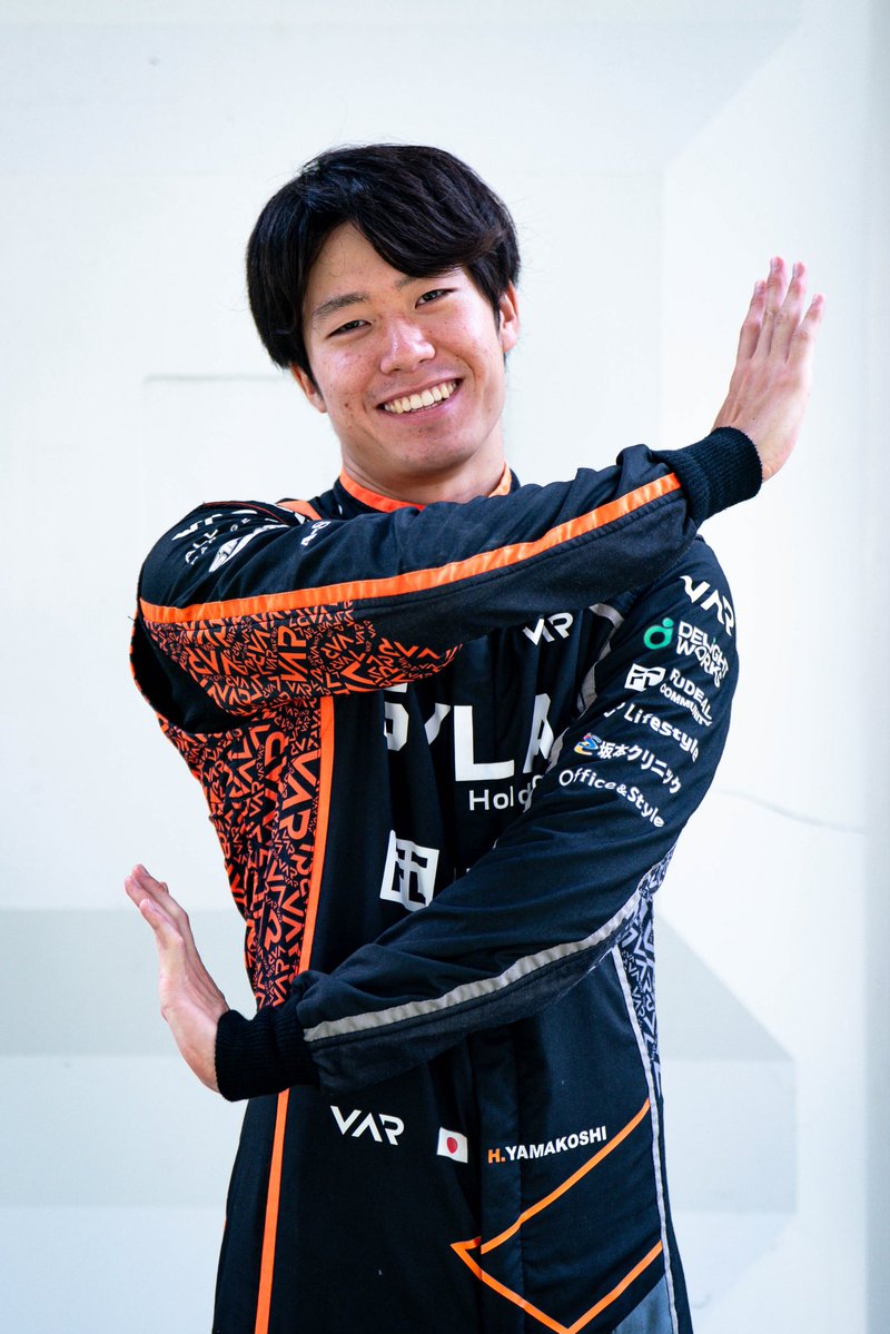HiyuYamakoshi's tweet photo. いまどきは、なにもかものスピードが早いんです、って感じでとうとう20歳になってしまいました…
つい最近まで15歳くらいだった気がするんですが、誰か時、加速させてますかね()

節目と言うことでちっちゃい頃の写真初放出です。

感謝を忘れず、これからも精進していきます💪

#HY14 https://t.co/OTjV7RtyYF